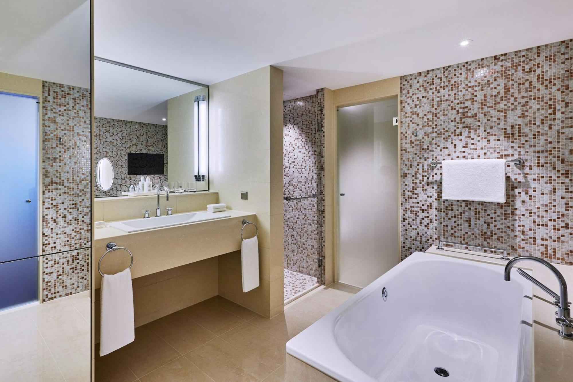 Skyline Junior King Suite